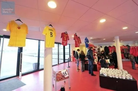 photo maillots, ballons, écharpes, etc. de nombreux articles seront en vente. &copy; photo 