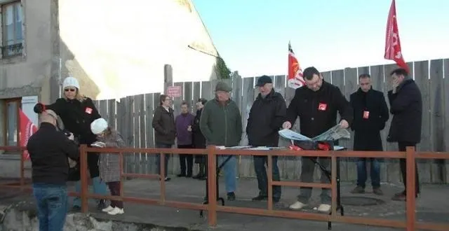 photo les usagers, soutenus par la cgt, ont fait signer ce samedi la pétition sur les nouveaux horaires de la poste. &copy; ouest-france