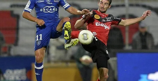 photo claudiu keserü, ici à la lutte avec le guingampais christophe kerbrat, et la roumanie ont échoué aux portes du mondial. &copy; philippe renault
