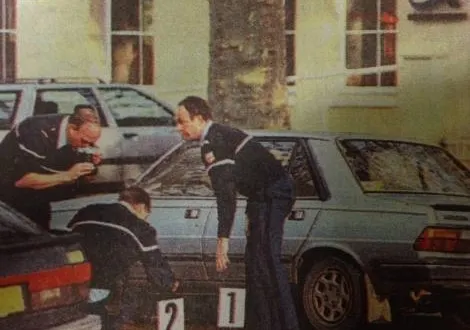 photo 17 novembre 1995, les gendarmes sur les lieux juste après le braquage de l'agence bancaire. &copy; archives le maine libre