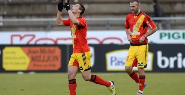 photo le joie de yoann touzghar après l'ouverture du score pour lens. &copy; photo thomas brégardis