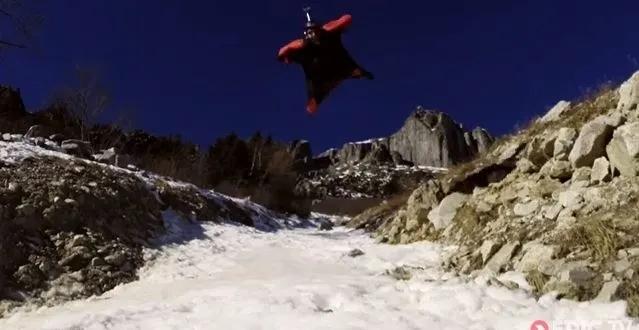 photo spectaculaire : il passe à quelques mètres du sol en combinaison de saut