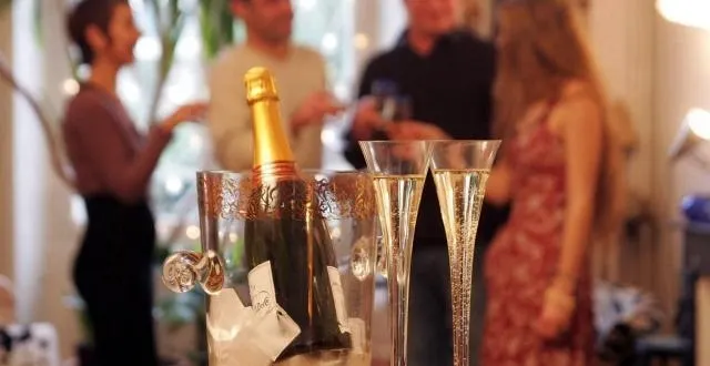 photo réveillon : 12% des français prévoient de ne pas boire d'alcool &copy; photo : marc roger / ouest-france