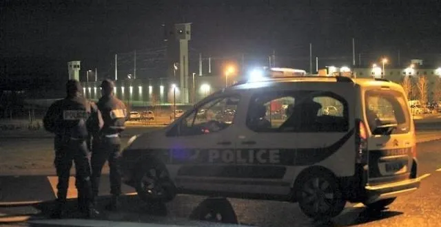 photo depuis 16 h 46, deux détenus de la maison centrale d'alençon - condé-sur-sarthe retiennent un surveillant en otage. armés de couteaux artisanaux, ils demandent à changer de prison. &copy; ouest-france