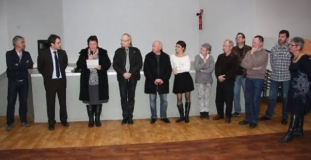 photo le maire, catherine pinon, à côté de gregory blanc, conseiller général,  et l'ensemble du conseil municipal.