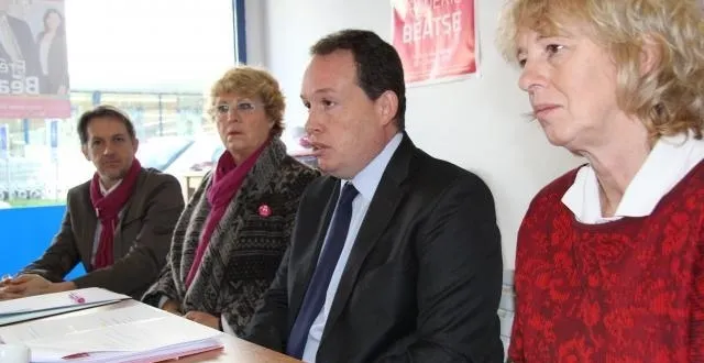 photo frédéric béatse entouré (de gauche à droite) de philippe gaudin, conseiller municipal, martine devaux, adjointe au maire chargée du quartier belle-beille, et rose-marie véron, adjointe aux solidarités. &copy; thierry maillard