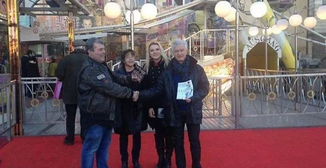 photo fabrice degousée et son épouse ont remis à michel géraudie, accompagné de mélanie brunet de ouest-france, les places pour la grande roue.