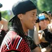 photo l'ancien joueur brésilien du psg et du barça, ronaldinho, s'est essayé au rap avec son compatriote edcity.