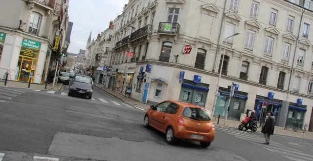 photo les commerçants de la doutre en colère contre christophe béchu, le candidat ump à la mairie d'angers à propos du tracé du tramway. &copy; jean-françois martin