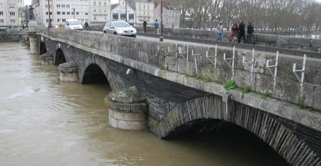 photo christophe béchu, le candidat ump à la mairie d'angers, n'abandonne pas le tracé du tramway pont de verdun. &copy; jean-michel hansen