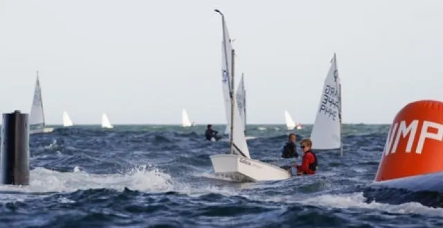 photo l'irruption du sous-marin en plein milieu de la régate et de la flotte. &copy; dr / matías capizzano