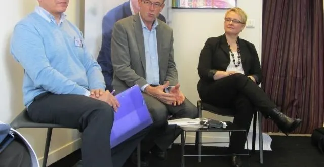 photo jean-luc rotureau, entouré de aleksandra paulo, son adjointe à l’économie, et de claude eas, adjoint à l’action culturelle. &copy; céline montécot