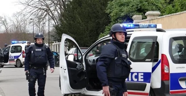 photo trois véhicules de polices étaient chargés de sécuriser les lieux à l'arrivée au palais de justice de youssouf fofana. &copy; ouest-france