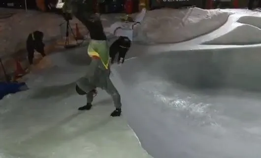 photo en patins de hockey dans un skatepark de glace