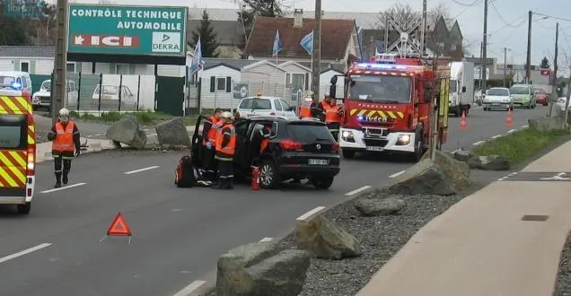 photo l'automobiliste aurait violemment percuté une des grosses pierres qui jalonnent le bas-côté de la piste cycliste.