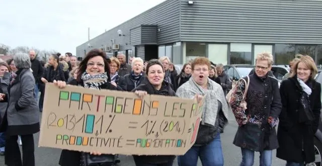 photo les salariés grévistes brandissent un carton en guise de banderole, pour réclamer une hausse plus importante des salaires. &copy; jean-michel hansen