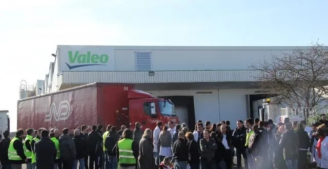 photo quelque 120 salariés grévistes bloquent la sortie et l'entrée des camions depuis ce lundi matin 11 h. &copy; jean-michel hansen