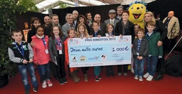 photo le lauréat du prix dimoitou, catheirne cuenca, a reçu un chèque de 2 000 €. &copy; photo : ouest-france.