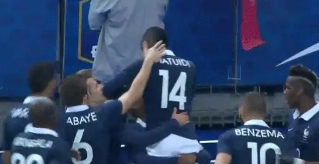 photo blaise matuidi est félicité par ses coéquipierq après avoir inscrit un but splendide face aux pays-bas. &copy; capture d'écran wat tv