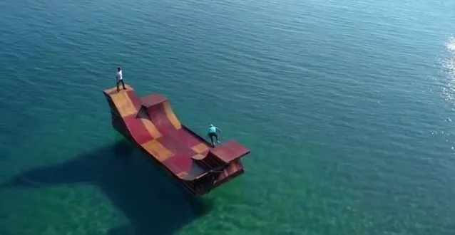 photo le skater pro bob burnquist, une rampe et de l'eau