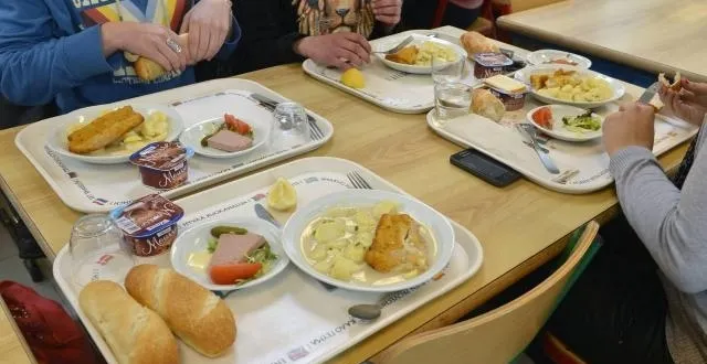 photo pas de cantine, ce midi à ballon. tous les agents sont en grève. &copy; béatrice le grand