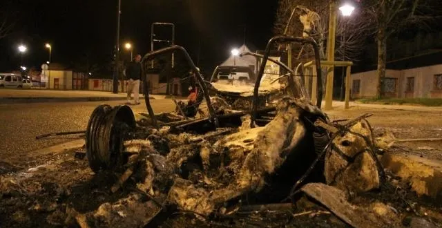 photo avenue kennedy, une voiture sans permis a été complètement détruite. &copy; ouest-france