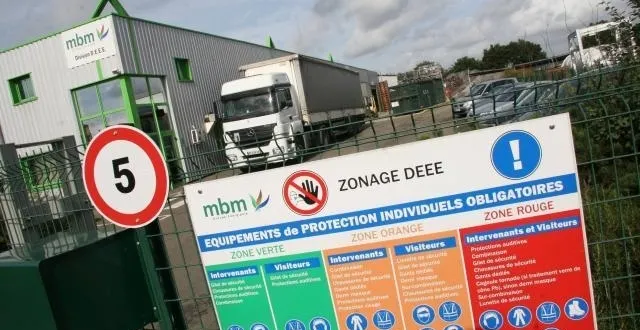 photo a l'entrée de mercure boys manufacture. &copy; igor bonnet