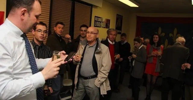 photo gaétan dirand, chef de file du fn, a joué des portables toute la soirée. &copy; josué jean bart