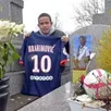 photo alexandre s'était promis de se recuellir auprès de la tombe de son ami avec le maillot d'un footballeur parisien.