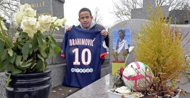 photo alexandre s'était promis de se recuellir auprès de la tombe de son ami avec le maillot d'un footballeur parisien. &copy; thierry creux