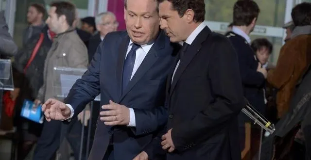 photo frédéric béatse (ps) et christophe béchu (ump) dans le forum du quai, jeudi. &copy; 7080w (aubinaud sébastien)