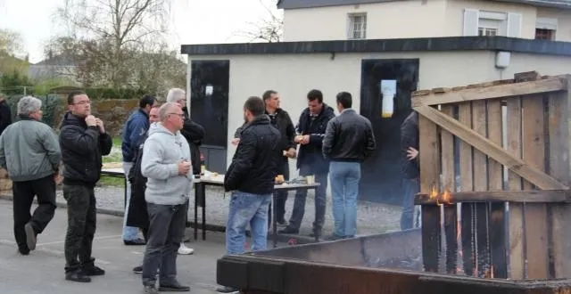 photo tristesse et amertume des salariés, cet après-midi, à l'entrée des ardoisières, à trélazé. &copy; jean-michel hansen