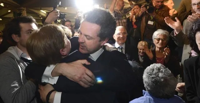 photo christophe béchu au milieu de ses colistiers. &copy; franck dubray