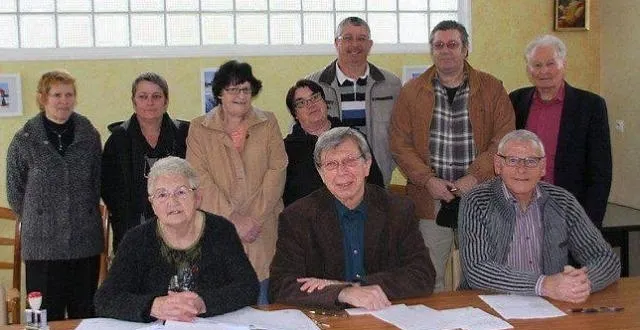 photo aux côtés de marcel pillon, maire, jeannine peigney, première adjointe, patrick horold, deuxième adjoint et les membres du conseil municipal.
