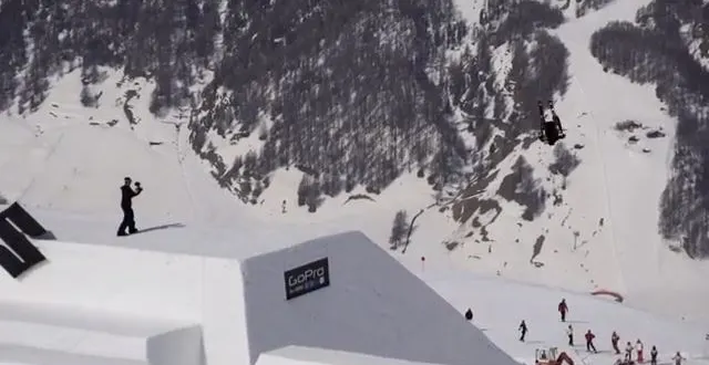 photo un double backflip en skis comme si vous y étiez