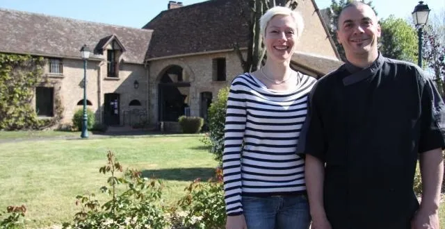 photo caroline et adrien chauvin devant leur restaurant l'alezan. &copy; ouest-france.