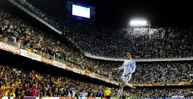 photo gareth bale fou de joie après son but contre le fc barcelone mercredi soir en finale de coupe du roi (2-1). &copy; photo : afp