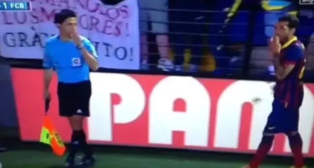 photo le défenseur du barça, daniel alves, mange une banane qui lui a été jetée depuis les tribunes. une façon inédite de répondre à cet acte raciste. &copy; capture d'écran vidéo