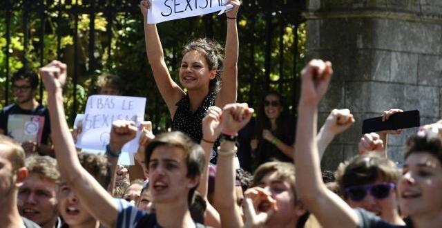 photo de nombreux lycéens du lycée clémenceau de nantes sont arrivés en jupe devant les portes de l' établissement dans le cadre de la journée de la jupe pour lutter contre le sexisme.