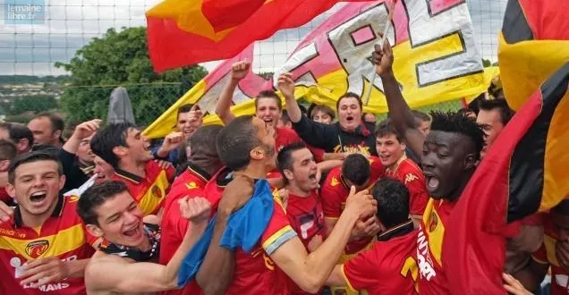photo le mans fc. derrière l'euphorie, l'ultimatum des supporters &copy; joueurs et supporters ont laissé éclater leur joie une fois l’accession en cfa 2 entérinée. photo « le maine libre », olivier blin