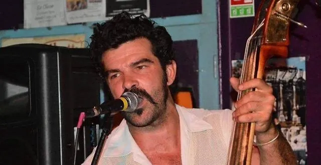 photo johnny montreuil a ravi son public.