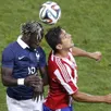 photo bacary sagna à la lutte avec roque santa cruz lors du match de préparation face au paraguay.