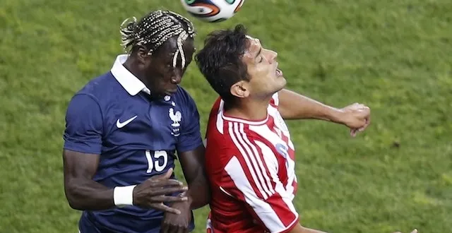 photo bacary sagna à la lutte avec roque santa cruz lors du match de préparation face au paraguay. &copy;  www.fff.fr