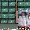 photo les spectateurs se protègent de la pluie en attendant, peut-être, le début des matches aujourd'hui.