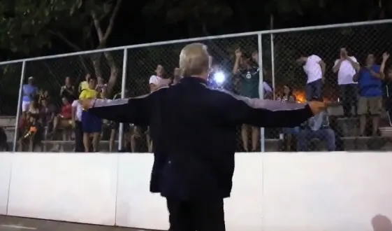 photo le grand-père est acclamé par le public pour sa performance