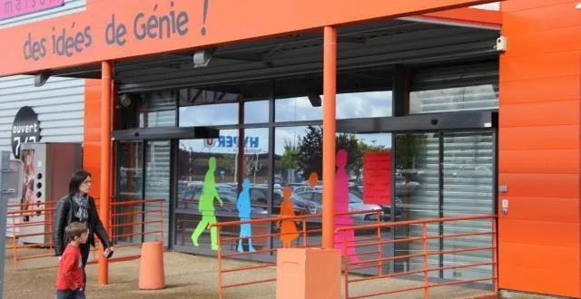 photo des dizaines de clients défilent devant les rideaux tirés du magasin : « c'est bizarre, il n'y a rien de marqué... » &copy; jean-michel hansen