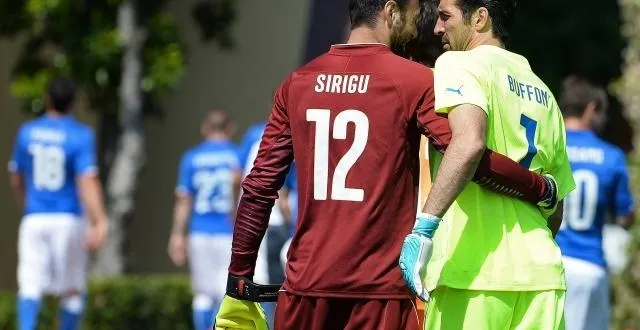 photo salvatore sirigu (à gauche) gardera le but italien ce soir après le forfait de l'habituel numéro 1 : gianluigi buffon. &copy; filippo monteforte