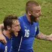 photo claudio marchisio (à gauche), auteur du premier but italien, congratulé par daniele de rossi.