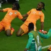 photo gervinho (à gauche) célèbre son but avec didier drogba.