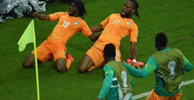 photo gervinho (à gauche) célèbre son but avec didier drogba. &copy; photo : afp